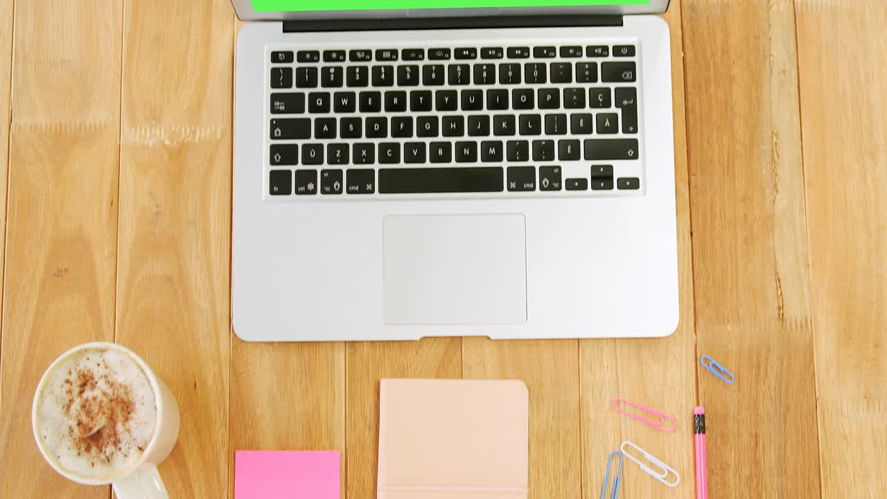 조직자와 노트북과 함께 커피