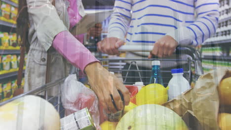 animación de datos financieros sobre la sección media de una pareja diversa que compra en el mercado con una tableta
