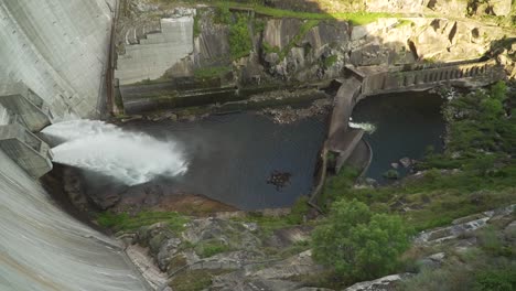 El-Agua-Se-Vierte-A-Través-De-Las-Compuertas-De-La-Represa-En-El-Norte-De-Portugal