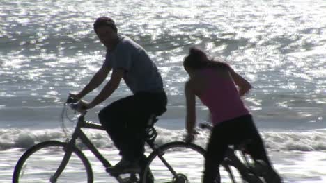 Una-Pareja-Disfrutando-De-La-Vida-En-La-Playa