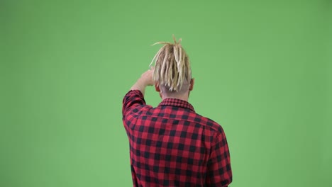 vista trasera de un hombre hipster barbudo con dreadlocks dirigiendo y señalando con el dedo