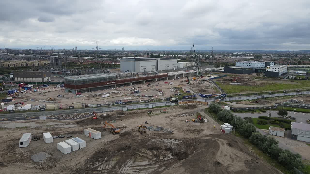 Estación Barking Riverside en construcción en agosto de 2021 y central eléctrica Barkingside, Essex, Reino Unido. Toma de dron.