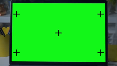 dolly: usando una computadora portátil con pantalla verde, sin gente