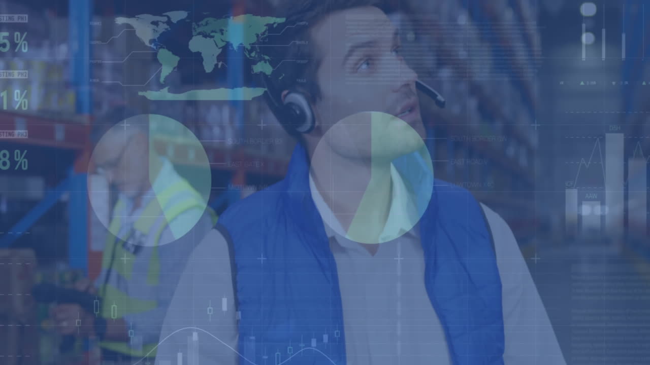 animación de un gerente caucásico usando una tableta digital en un almacén