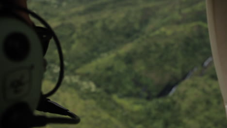 Mann-Mit-Headset-Blickt-Vom-Hubschrauber-Aus-über-Die-Landschaft-Von-Hawaii