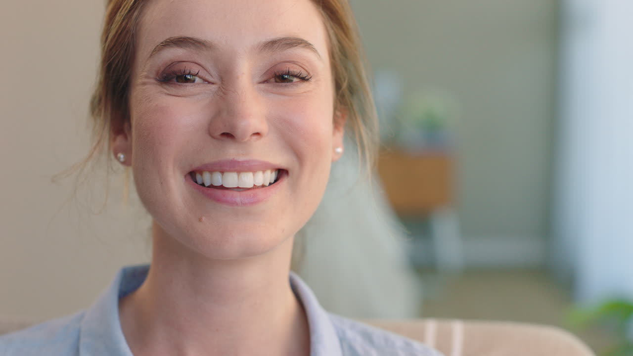 retrato de una mujer hermosa sonriendo feliz disfrutando de un estilo de vida exitoso