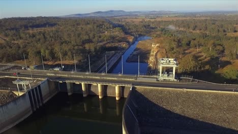 Impresionante-Toma-Aérea-De-La-Represa-Wivenhoe-Y-El-Valle-De-Brisbane-En-Una-Mañana-De-Invierno-Temprano