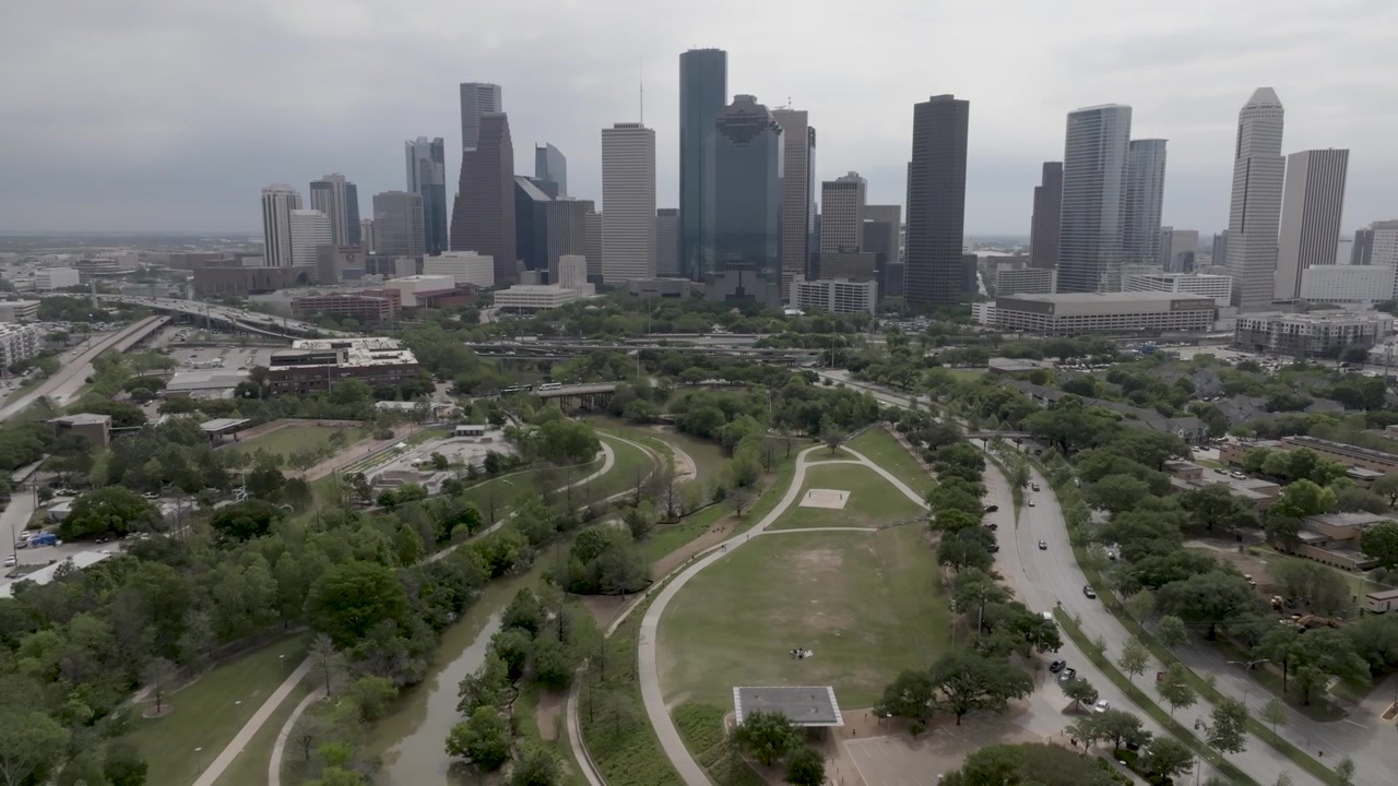 Skyline di Houston, Texas, di giorno con video drone in allontanamento