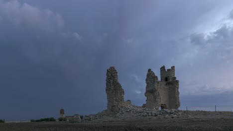 ruinas del castillo contra el cielo tormentoso