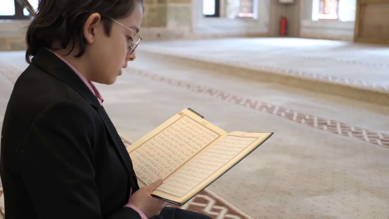 꾸란을 읽는 소년