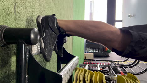detalle de la pierna del hombre en el equipo de ejercicio de la pantorrilla