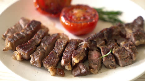 Gegrilltes-Medium-Rare-Beefsteak