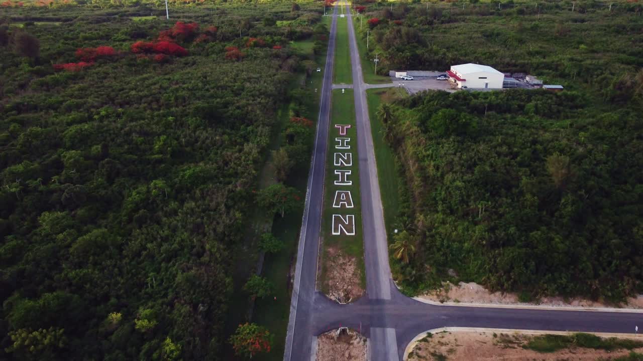 티니안 섬의 브로드웨이 도로의 드론 촬영