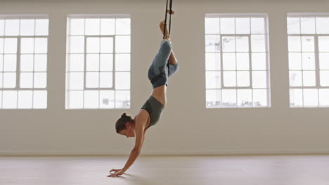 Mujer-De-Yoga-Aérea-Practicando-Pose-De-Mono-Colgando-Boca-Abajo-Usando-Una-Hamaca-Disfrutando-De-Un-Estilo-De-Vida-Saludable-Haciendo-Ejercicio-En-El-Estudio-De-Entrenamiento-De-Meditación-Al-Amanecer.