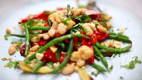 Ensalada-De-Frijoles-Mixtos-En-Un-Plato