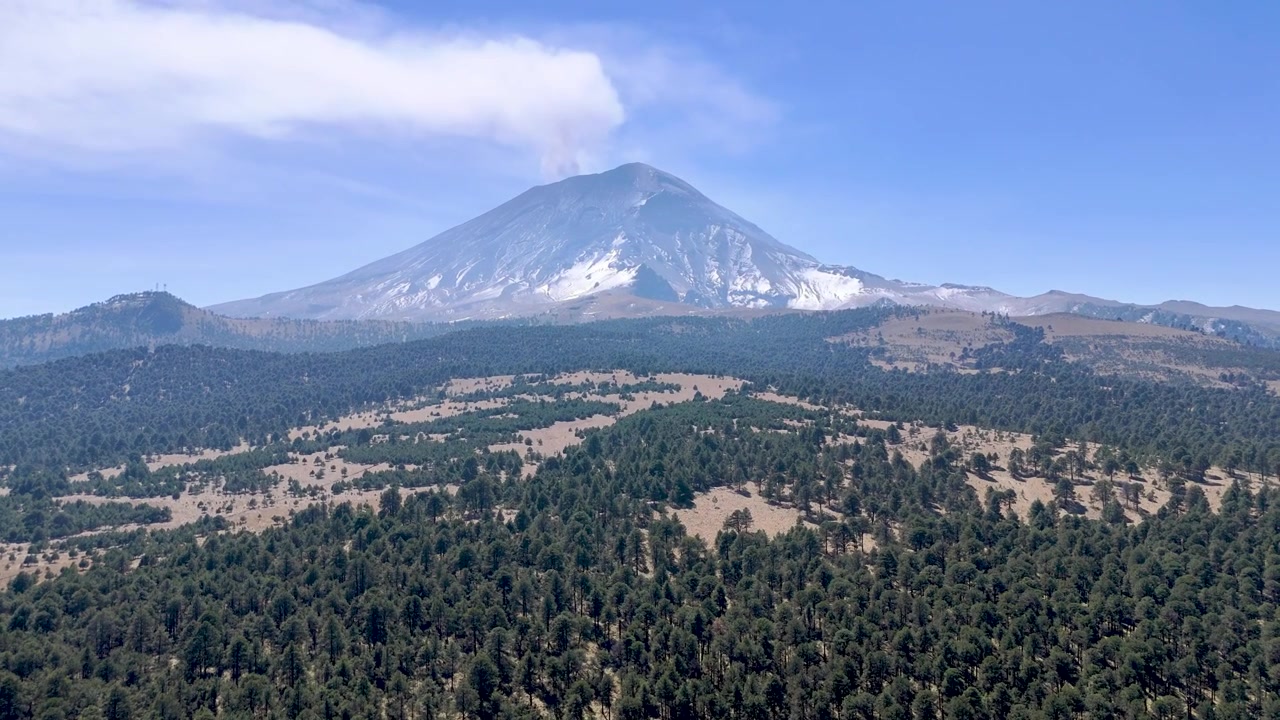 Ripresa dell'enorme vulcano Popocatepetl in Messico con neve.