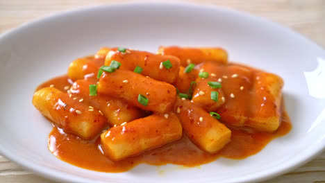 korean rice cake stick in spicy sauce - tteokbokki