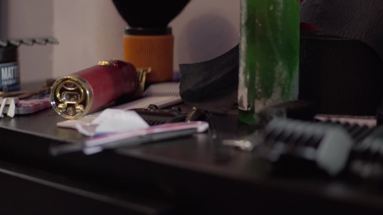 vista de cerca de cortadoras, cortadoras eléctricas mantenidas en la mesa de un salón