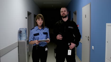 Team-in-uniform-posing-on-the-corridor