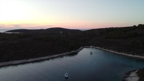 Impresionante-Toma-De-Drones-Sobre-La-Isla-Croata-Que-Desciende-Mientras-El-Sol-Se-Pone-En-La-Distancia-Con-Hermosos-Colores-Cálidos