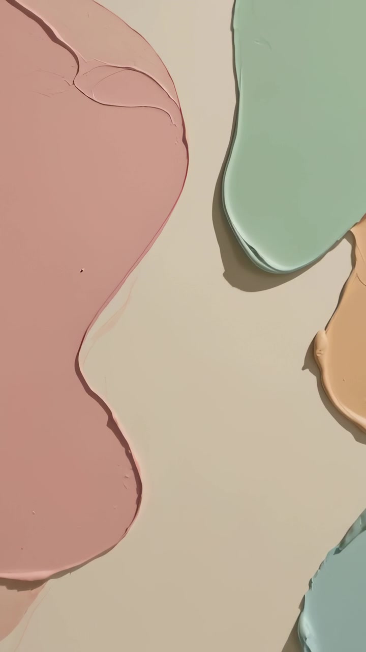 Video verticale: Panoramica della telecamera che rivela segni di vernice rosa menta su una superficie beige, esponendo i rilievi.