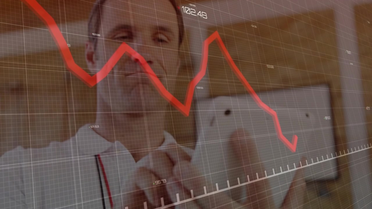Clinico uomo che tocca un tablet bianco in clinica, osservando un grafico rosso che si aggiorna in tempo reale, monitorando i parametri vitali.