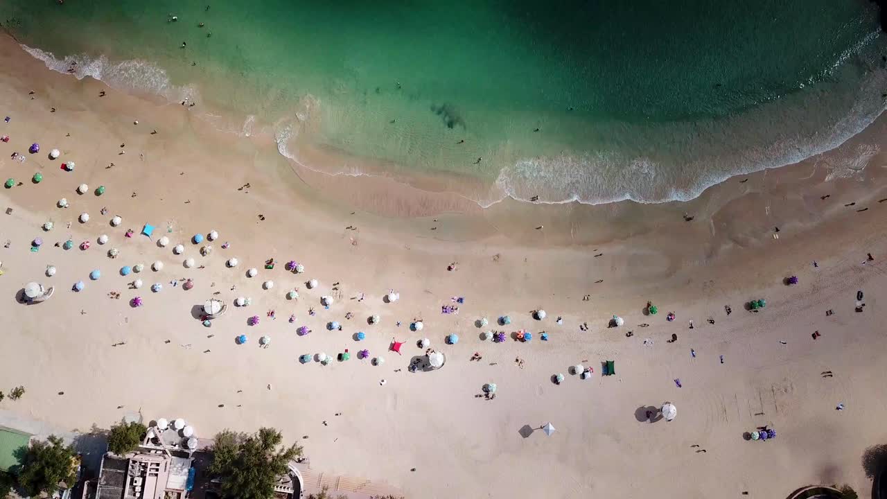 una vista aérea estática de un yate en la playa de shek o en hong kong mientras las playas públicas reabren al público, después de meses de cierre en medio del brote de coronavirus