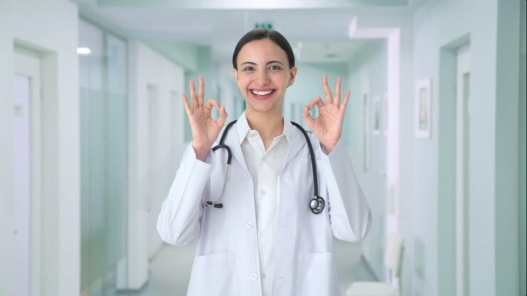 una doctora india feliz mostrando una señal de que está bien