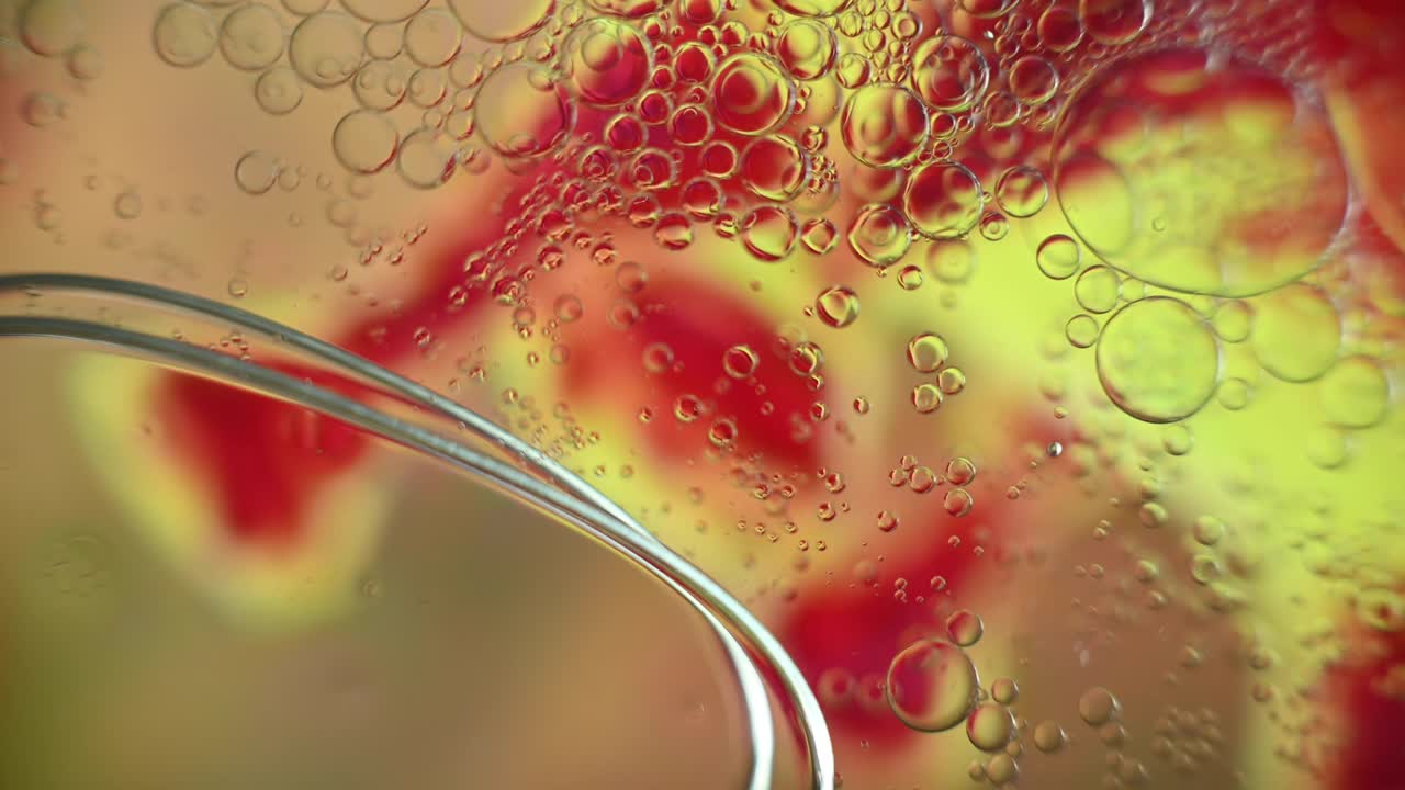 흐릿한 배경에서 물 위에 떠다니는 기름 방울