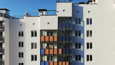 fachada de un edificio de apartamentos moderno con balcones coloridos