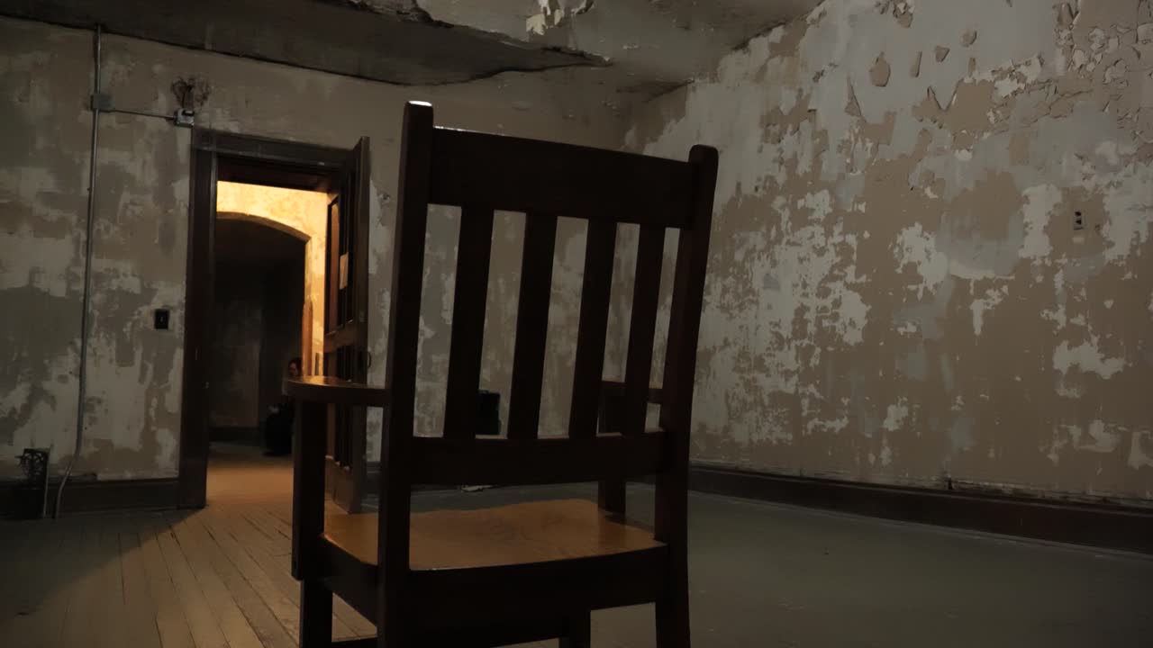 외로움과 우울함을 보여주는 벗겨진 페인트가 있는 방에 앉아 있는 외로운 의자