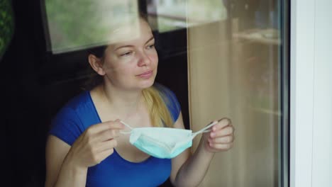 mujer que se pone una máscara médica desechable para evitar virus contagiosos 01