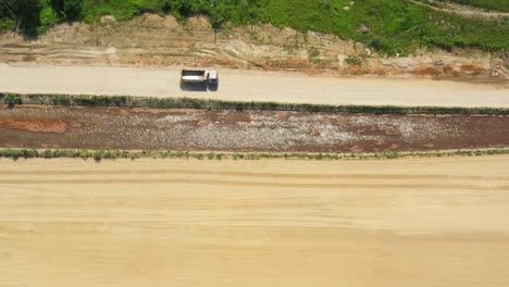 Blick-Nach-Unten-Auf-Einen-Sattelschlepper,-Der-Auf-Sand-Fährt