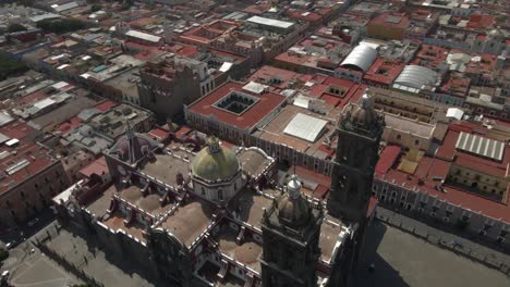 Catedral-de-Puebla-aerial-Central-Iglesia-in-Puebla-de-Zaragoza,-Mexico