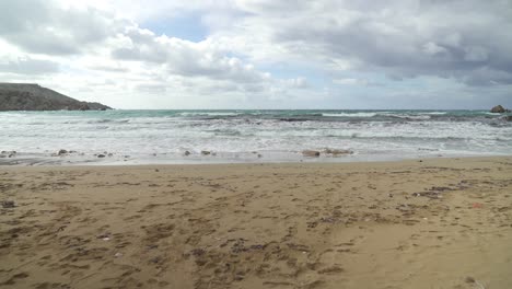 playa de la bahía dorada en invierno con el mar mediterráneo ondeando debido al fuerte viento