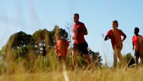 Entrenador-Entrenando-A-Niños-En-El-Campo-De-Entrenamiento.