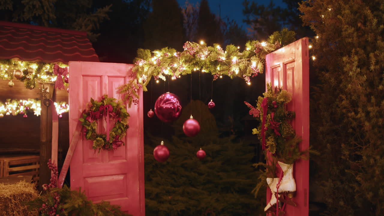 Portas Decoradas de Natal à Noite.