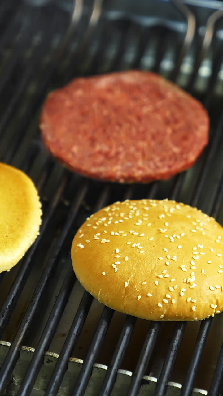 hamburguesas cocinando en una parrilla