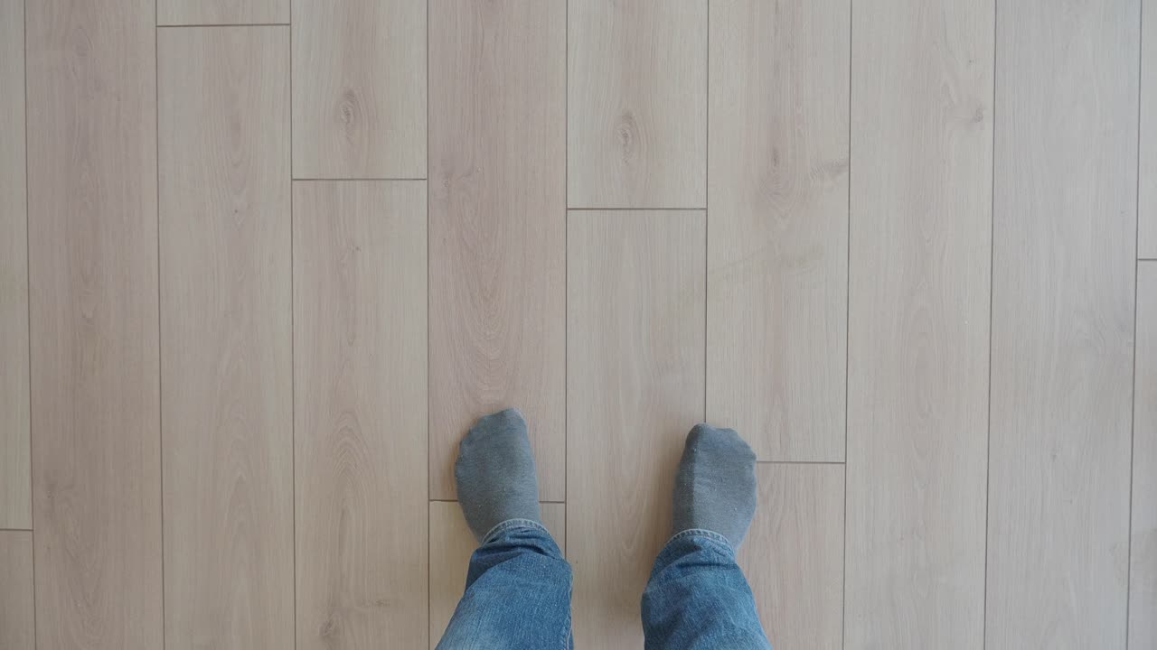나무 바닥 에 서 있는 사람 의 발