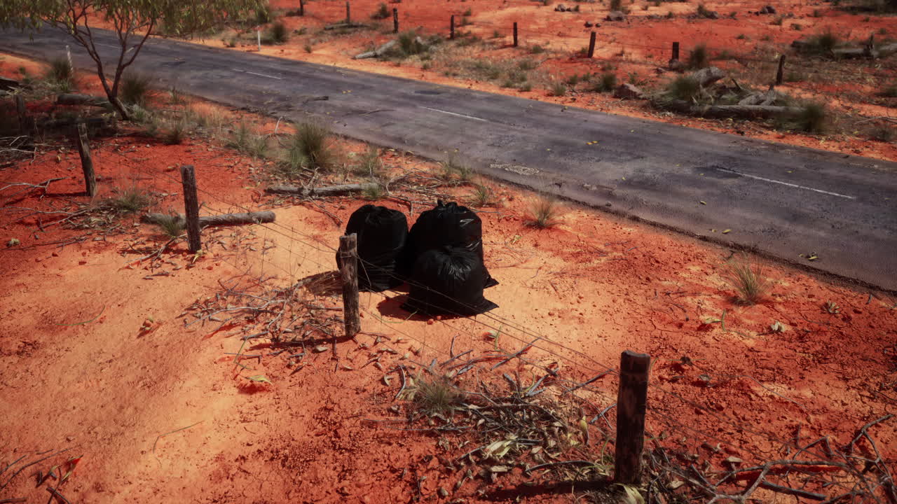 모래 위 에 있는 완전 한 쓰레기 봉투 의 클로즈업