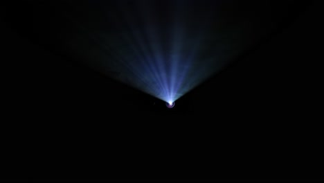 haz de proyector de video que brilla a través del humo con movimientos de foque