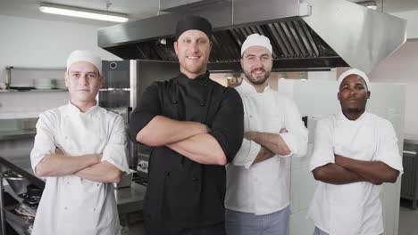 grupo diverso de cocineros masculinos en la cocina, cámara lenta