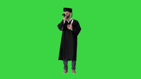 hombre maduro estudiante graduado grabando mensaje de voz en una pantalla verde, tecla chroma