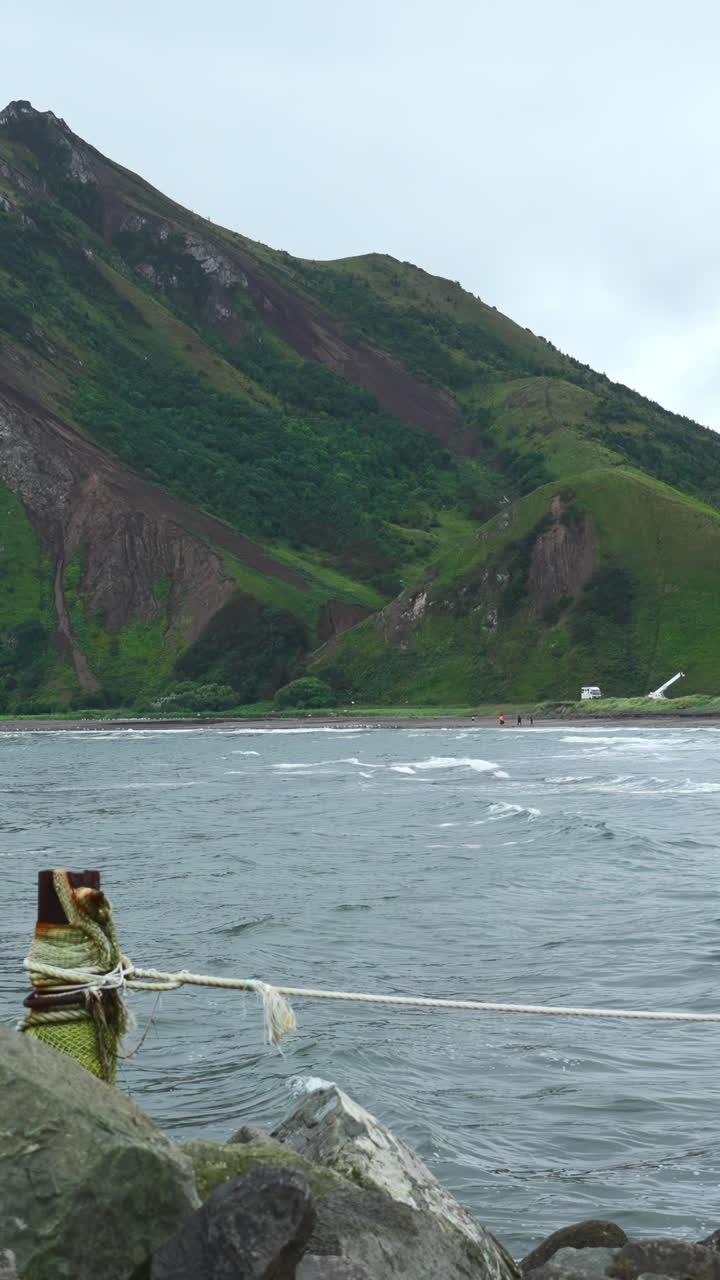 vista de la costa con montañas y olas