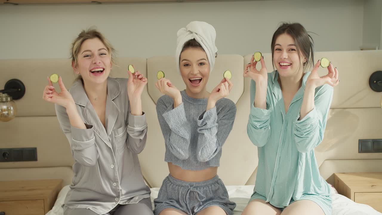 파자마 파티 컨셉 - 오징어 마스크를 착용한 행복한 친구들이 피카부를 즐기고 있습니다.