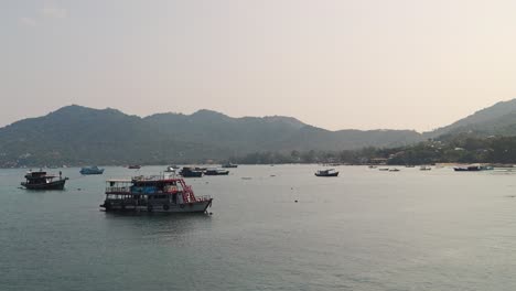 Vista-Mística-De-La-Mañana-En-El-Puerto-Con-Muchos-Barcos-Al-Atardecer