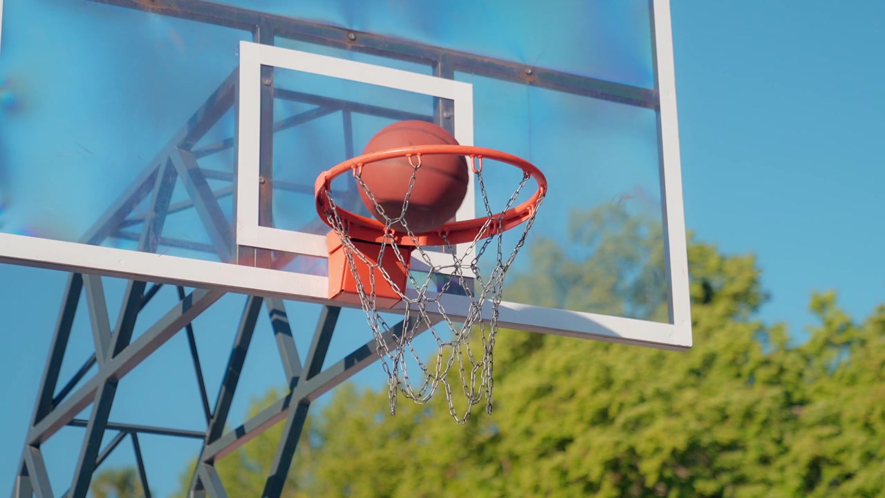 Un tiro di pallacanestro al rallentatore che sfreccia attraverso la retina.