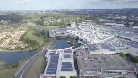 Vista-Desde-Arriba-Del-Icónico-Centro-De-La-Ciudad-De-Robina---Destino-De-Compras-En-El-Suburbio-De-Robina-En-Queensland,-Australia