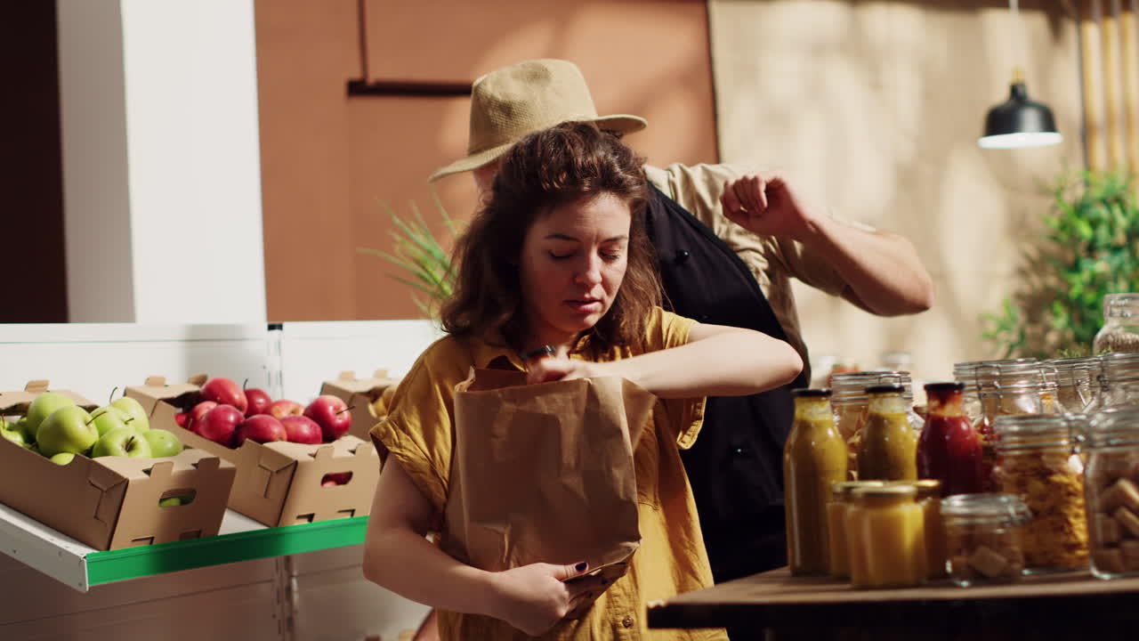 el vendedor de la tienda de comestibles recomienda productos