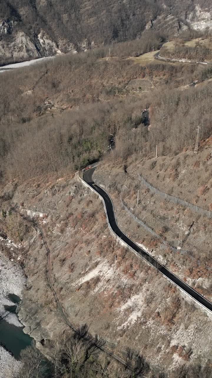 vista aérea de una carretera que serpentea a través de un paisaje montañoso